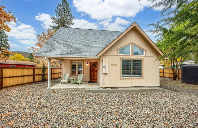 Charming 2 Bedroom, 1 Bath House For Rent Gallery 1