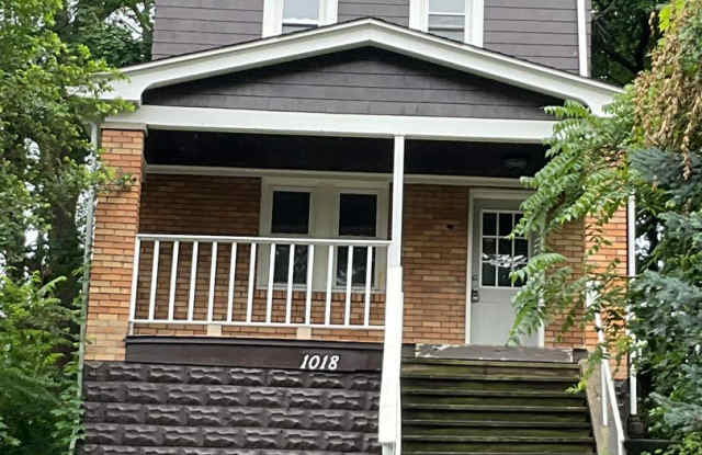 Charming, Character-Filled 2 Bedroom in Brentwood – Freshly Updated & Move-In Ready Gallery 1