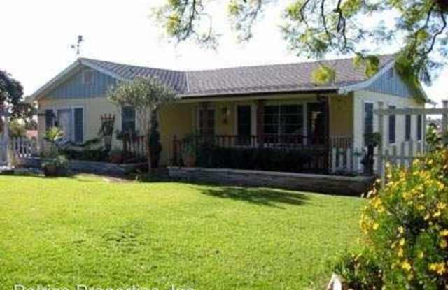 456 Palm Drive Upper Unit - 456 Palm Dr, Vista, CA 92084