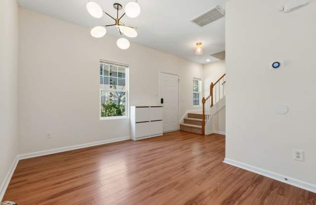 4 Bedroom unit near downtown! Fenced in patio/yard! Gallery 4