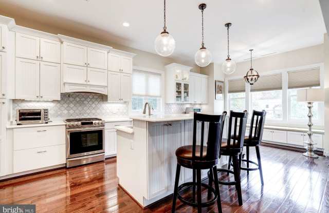 7417 MAGARITY ROAD Gallery 3