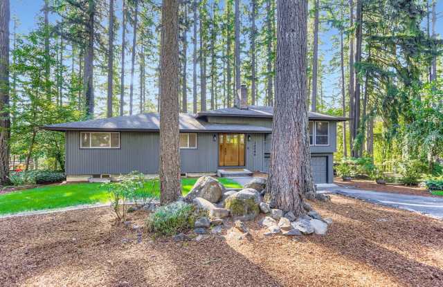 Beautifully updated 4 bed, 3.5 bath mid-century tri-level backing to the golf course in Oregon City! photos photos