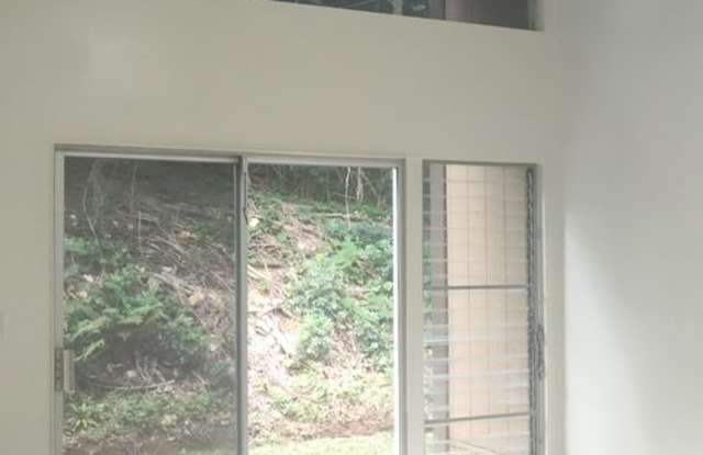 Beautiful 4 bed/ 2 bath/ 2 parking In Kaneohe photos photos