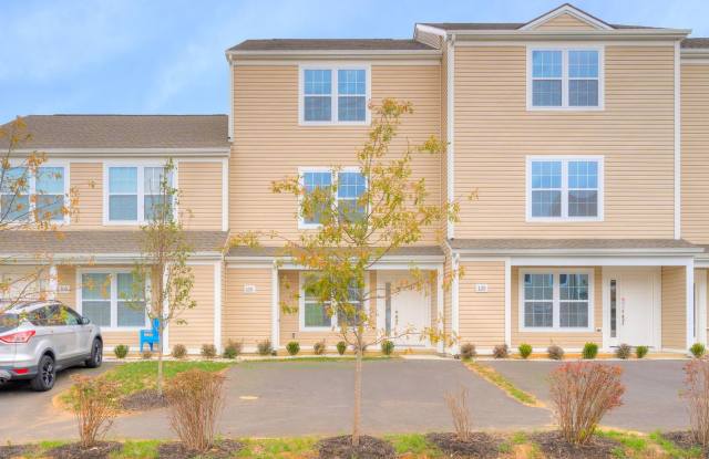 Oak Tree Townhome|3 Bed , 3.5 Bath| June 10th photos photos