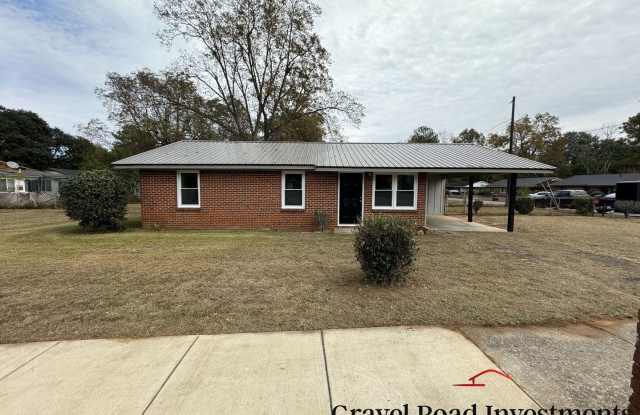 Beautifully Remodeled 3-Bedroom, 1-Bathroom House with Fenced Backyard - 2103 Martin Luther King Boulevard, Tuscaloosa, AL 35401