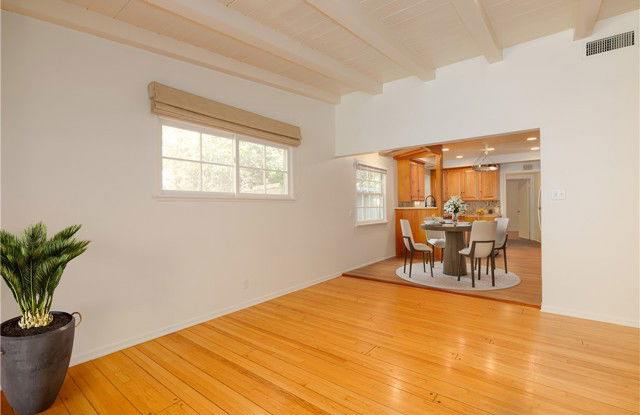 4539 Hayvenhurst Avenue Gallery 4