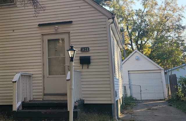 1428 N. Huron 3 bedroom, 1 bath - 1428 North Huron Street, Decatur, IL 62526