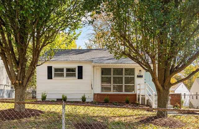 Gorgeous updated 2 bedroom with basement! photos photos