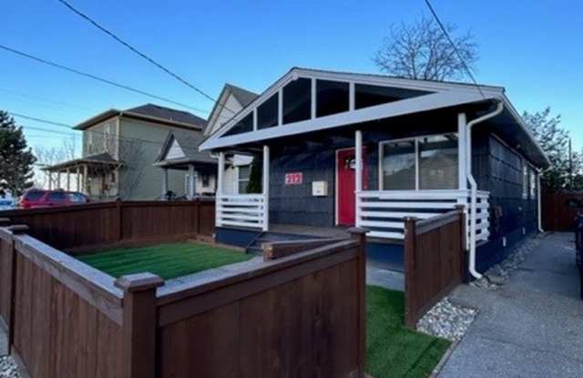 Completely Remodeled 2 BR/2 BA House available in the Central District - 212 24th Avenue, Seattle, WA 98122