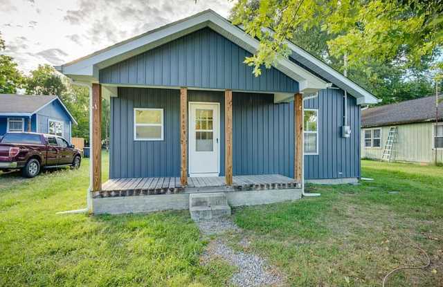 Fully Renovated 2BR Home in Kingsport – Stainless Kitchen, Move-In Ready - 1640 F Street, Kingsport, TN 37664