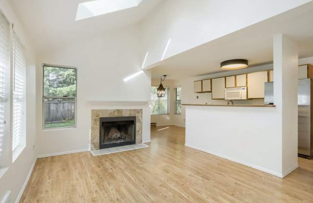 Charming 2BD/2BA Kirkland Townhome Gallery 3