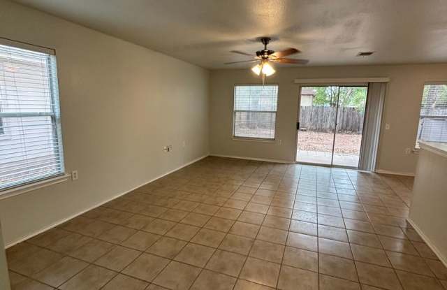 3 Bedroom 2 Bath with Open Space Upstairs Near Downtown Austin! Gallery 3