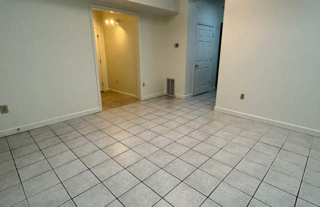 3 Bedroom 1 Bath One block from Campus! Gallery 4