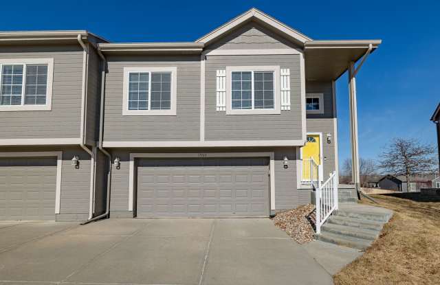 Spacious 3 Bedroom Townhome With Large Garage & HOA Perks! photos photos