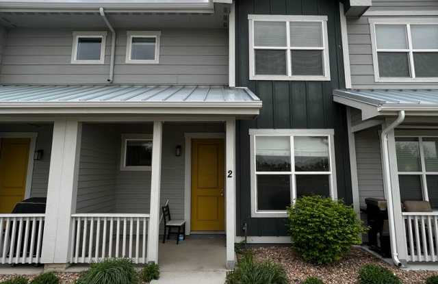 Spacious and Light-Filled 2 Bedroom, 2.5 Bathroom Home photos photos