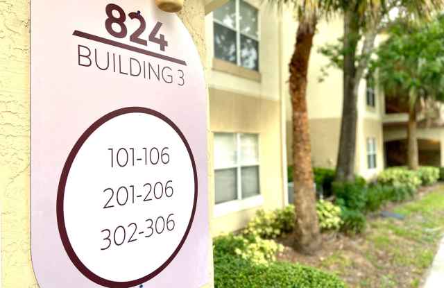 Upgraded 3BR/2BA Altamonte Springs Condo with Wood Flooring and Den! photos photos
