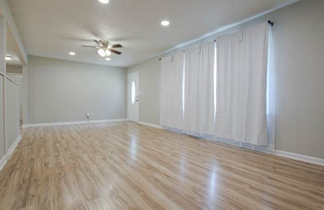 Pet Friendly Three Bedroom! Gallery 4