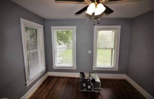 4405 Woodside 1 Gallery 2