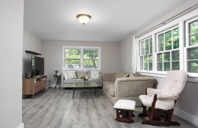 Renovated 3 bed, 2.5 bath in Chapel Hill with fenced yard and patio! Gallery 3