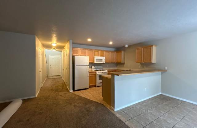 Newly Remodeled 2 Bedroom/ 2.5 Bathroom with Office in SW Redmond Gallery 4