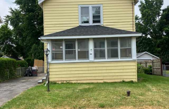Spacious 3 Bed 1 Bath with Large Garage Gallery 1