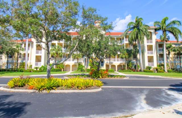 ** GOLFING PARADISE AT NAPLES LAKES COUNTRY CLUB 3/2 GOLF TRANSFER CONDO READY FOR A SEASONAL TENANT ** Gallery 4