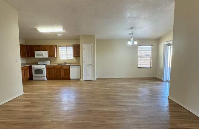 3 bed 2 bath home in Huning Ranch! MOVE IN SPECIAL 1/2 off Deposit Gallery 3