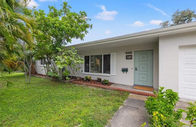 1084 39TH AVENUE NE - 1084 39th Avenue Northeast, St. Petersburg, FL 33703