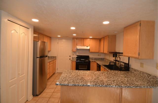 Spacious 3BR Townhome – Everything Included & Dog Friendly Gallery 4