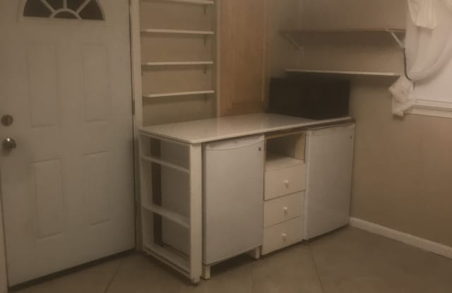 5911 Larpin Ln Gallery 2
