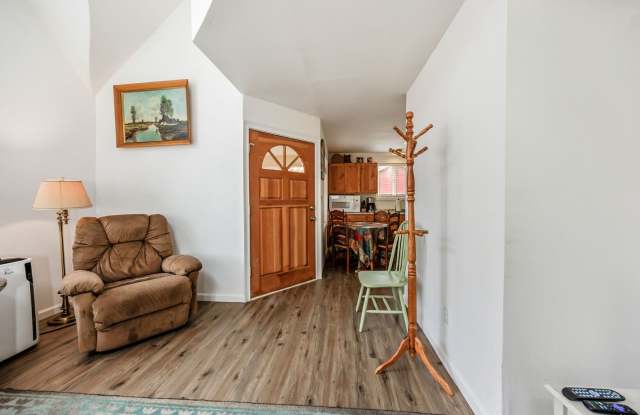 Charming 2 Bedroom, 1 Bath House For Rent Gallery 4