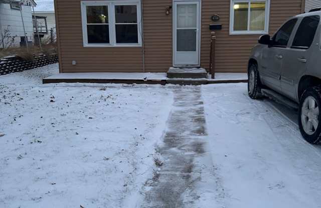 Charming 2BR House in Cedar Rapids photos photos