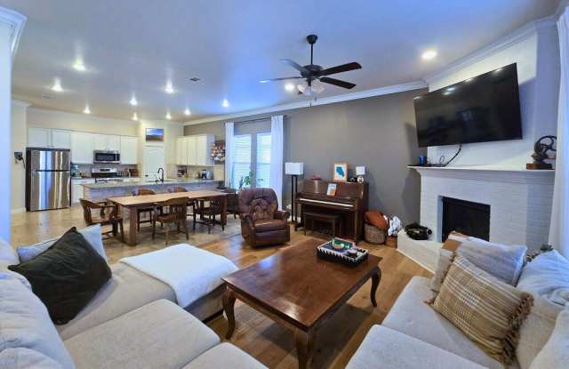 1517 Brand Lane Gallery 2