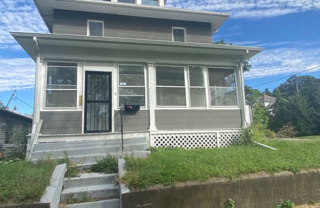 3 bedroom 1 1/2 bath home in Rock Island - 1543 14 1/2 Street, Rock Island, IL 61201