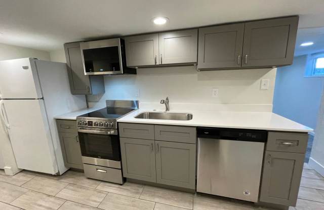 Renovated 2-Bed Retreat in Prime Englewood | Steps from City Center, Light Rail & Hospitals Gallery 1