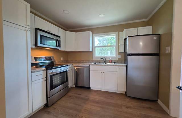 Newly Remodeled NE 3 Bedroom 1 Bath 1 Stall Garage Fenced Yard! photos photos