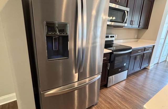 Stunning 3 Bed Townhome with 2 Car Garage in Washington! Gallery 4