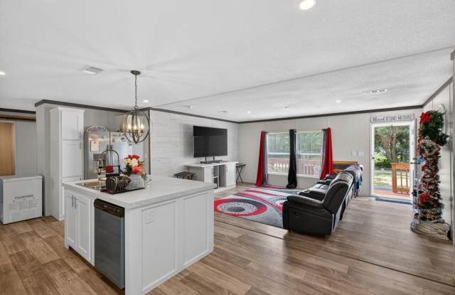 Spacious 4BR House in Hinesville Gallery 1