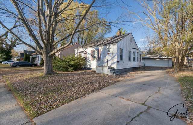 $1,100/month - 2 Bed 1 Bath - 18997 Kingsville Street, Harper Woods, MI 48225