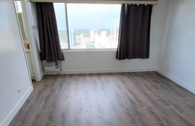 Upgraded Top Floor Studio Unit at the Five Regents Salt Lake - 2 Parking Stalls! Gallery 1