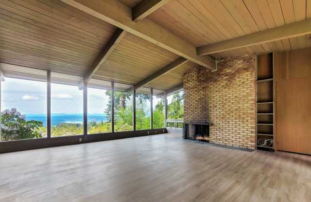 Vintage architectural home looking over Seattle and Bellevue metropolitan skyline. Gallery 3