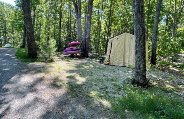 Huge House tucked in a great part of the York, Maine, close to the tolls for easy access! Gallery 4