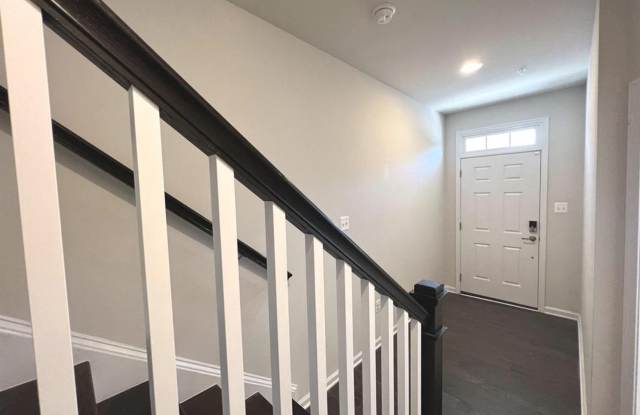 Bright and airy 3bd 3.5bth end of group garage townhome located in Shannon Glen community. Gallery 4