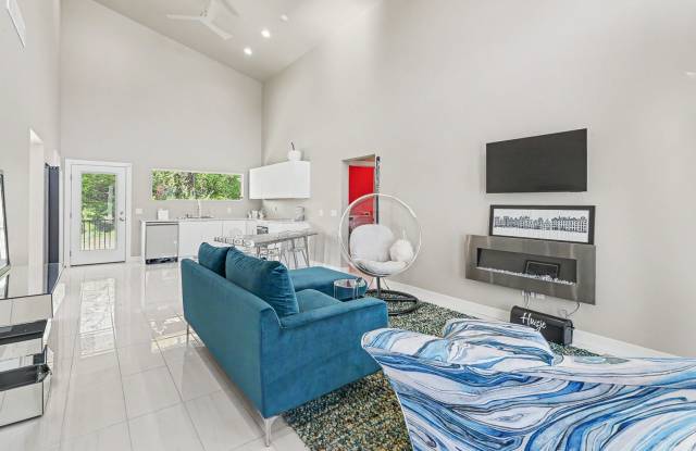 Rent: 2 bed unit Gallery 4
