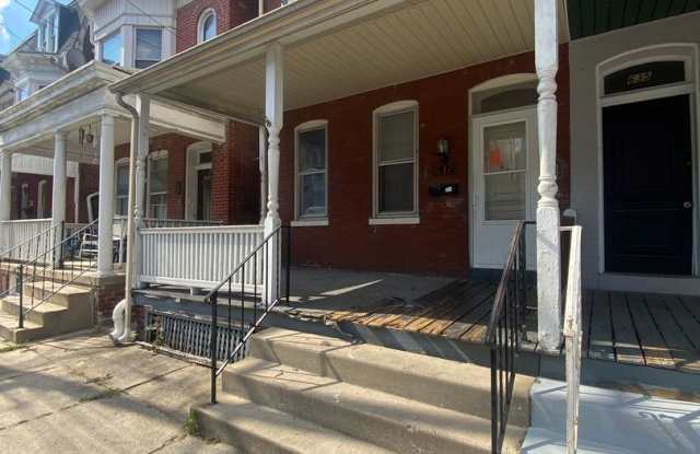 Available Now - Spacious 5 Bedroom, 1 Bath Home located in York City. photos photos