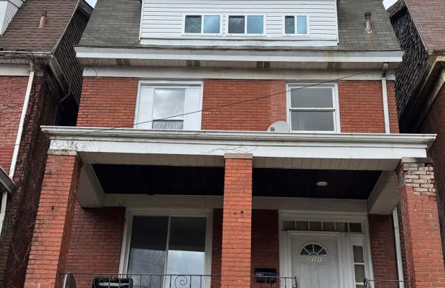 AVAILABLE NOW!! 5 BED 1 BATH SINGLE FAMILY HOME! photos photos