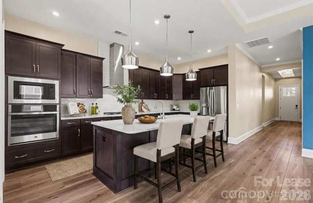 2026 Lake Como Drive Gallery 2