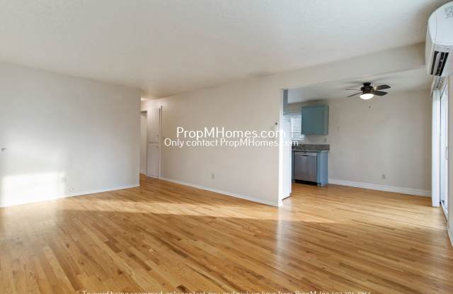 Light + Bright 2 Bedroom Duplex in SW Portland! Gallery 3