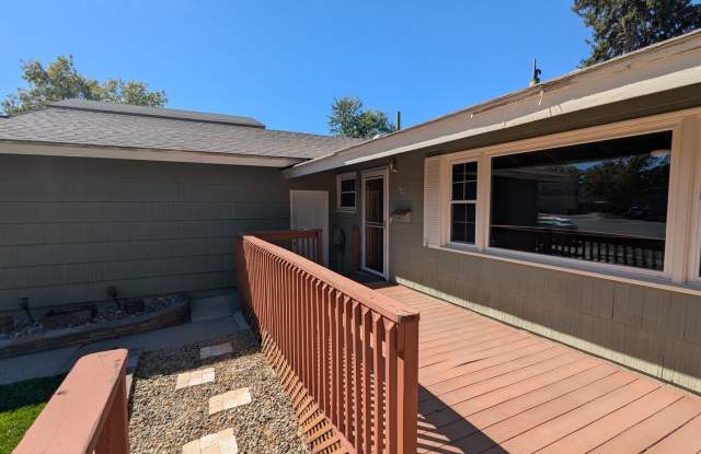 Charming Old SW Reno - Single Story 3 Bedroom Two Car Garage Gallery 3
