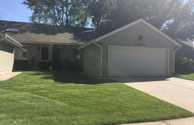 Updated Townhome in Willow Wood Near 120th  Blondo! - 12063 Burdette Circle, Omaha, NE 68164